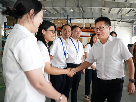 【20240906】集團領(lǐng)導慰問交通學校教師，何宇?。ㄓ乙唬ɡ畎⒚窋z）.jpg