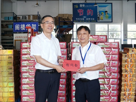 【20240906】集團領(lǐng)導慰問交通學校教師，柏衛(wèi)東（左）吳曉斌（右）（李阿梅攝）.jpg